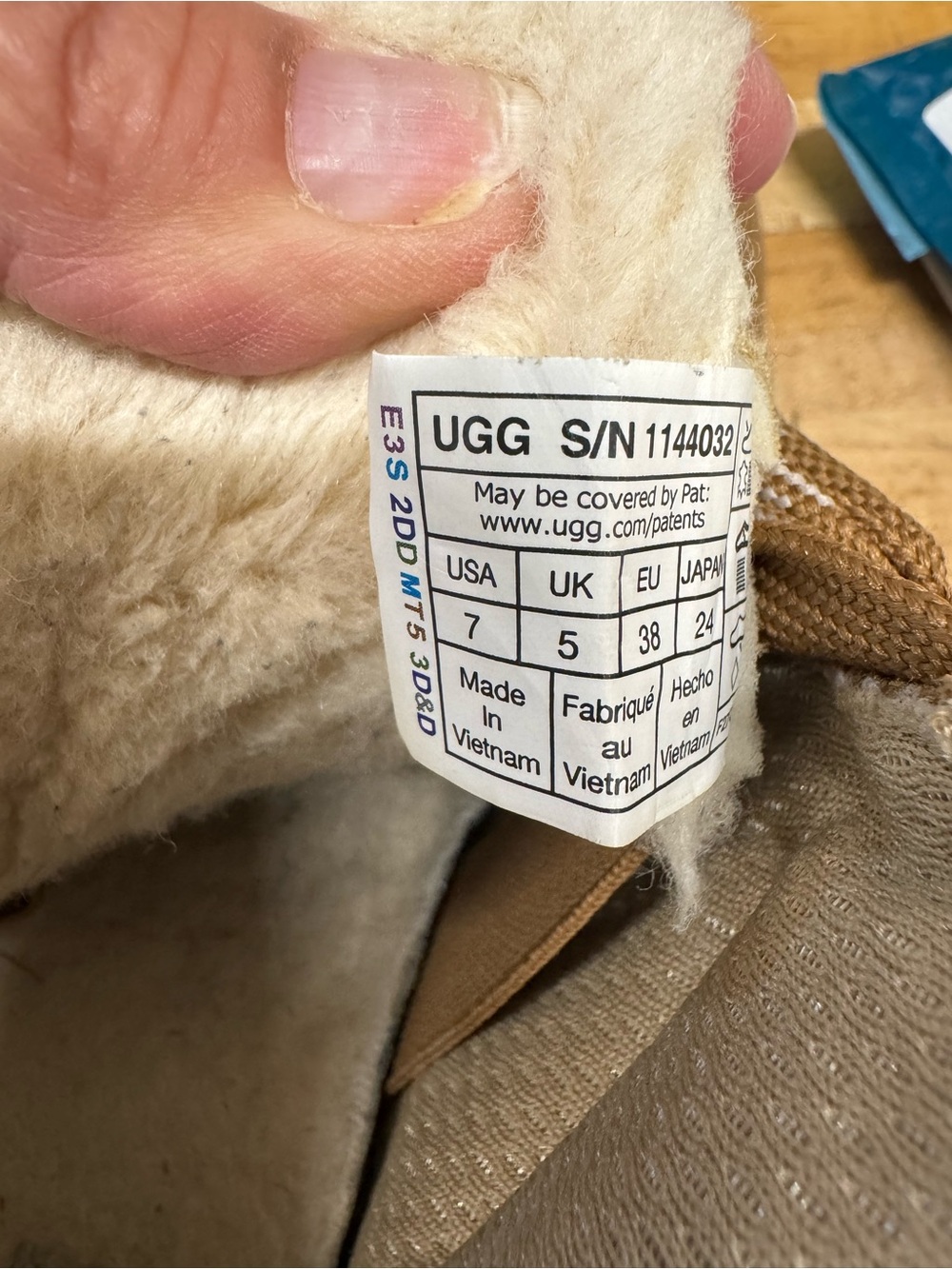 UGG Women's Lowmel sneakers in Chestnut feature plush lining and bold, two-tone - Picture 4 of 5